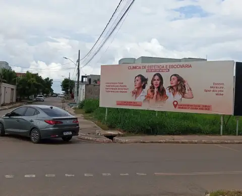 Localizado na Avenida Minas Gerais, em frente ao Colégio Adventista, no bairro Novo Horizonte.