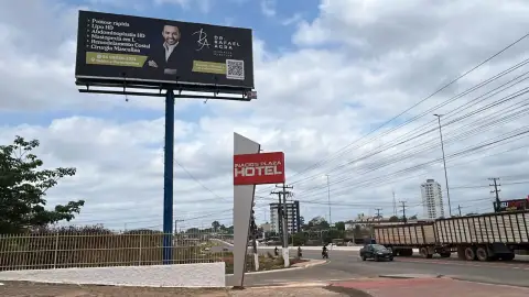 Localizado após o semáforo na Folha 33, no Núcleo Nova Marabá, em frente ao Batalhão da PM na BR-230.