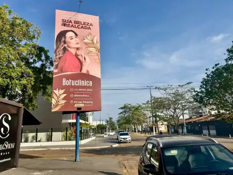 Localizado na Avenida Minas Gerais, em frente ao Colégio Adventista, no bairro Novo Horizonte.