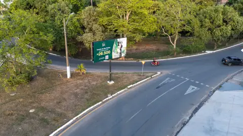 Localizado na rotatória da Folha 15, no bairro Nova Marabá, em Marabá – PA.